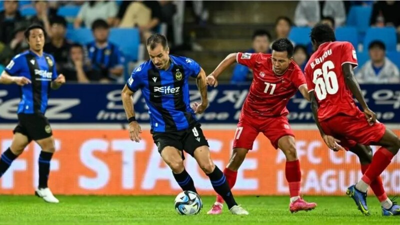 Incheon United với pha bóng mạnh mẽ